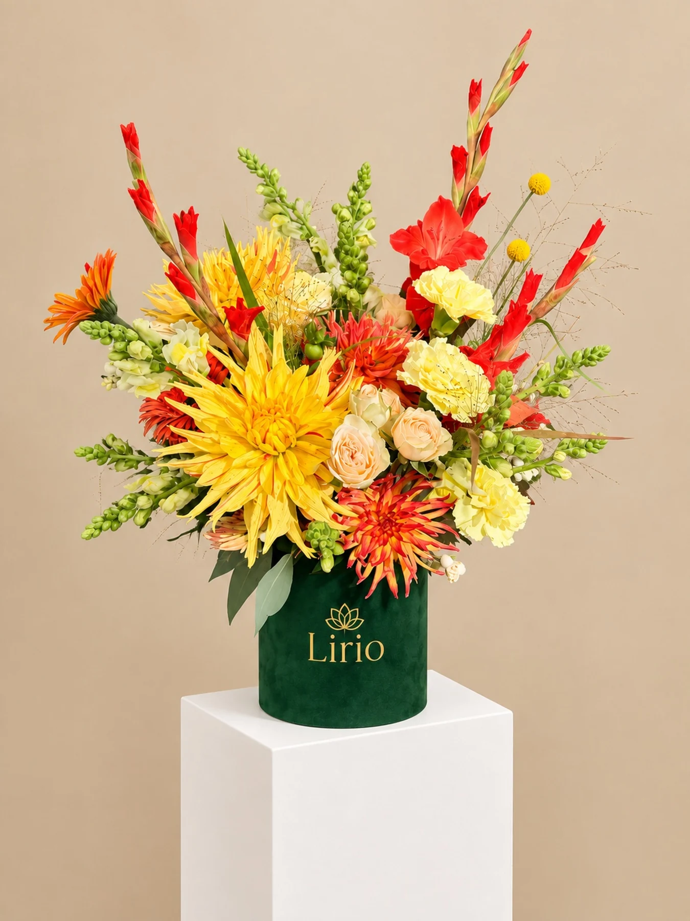 Яскрава квіткова композиція в коробці LIRIO