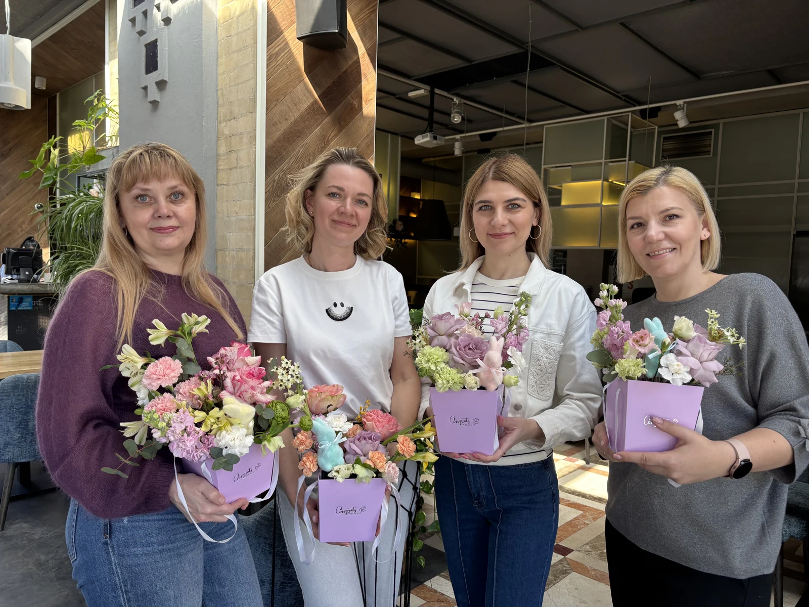 Учасниці живого майстер-класу з готовими квітковими боксами